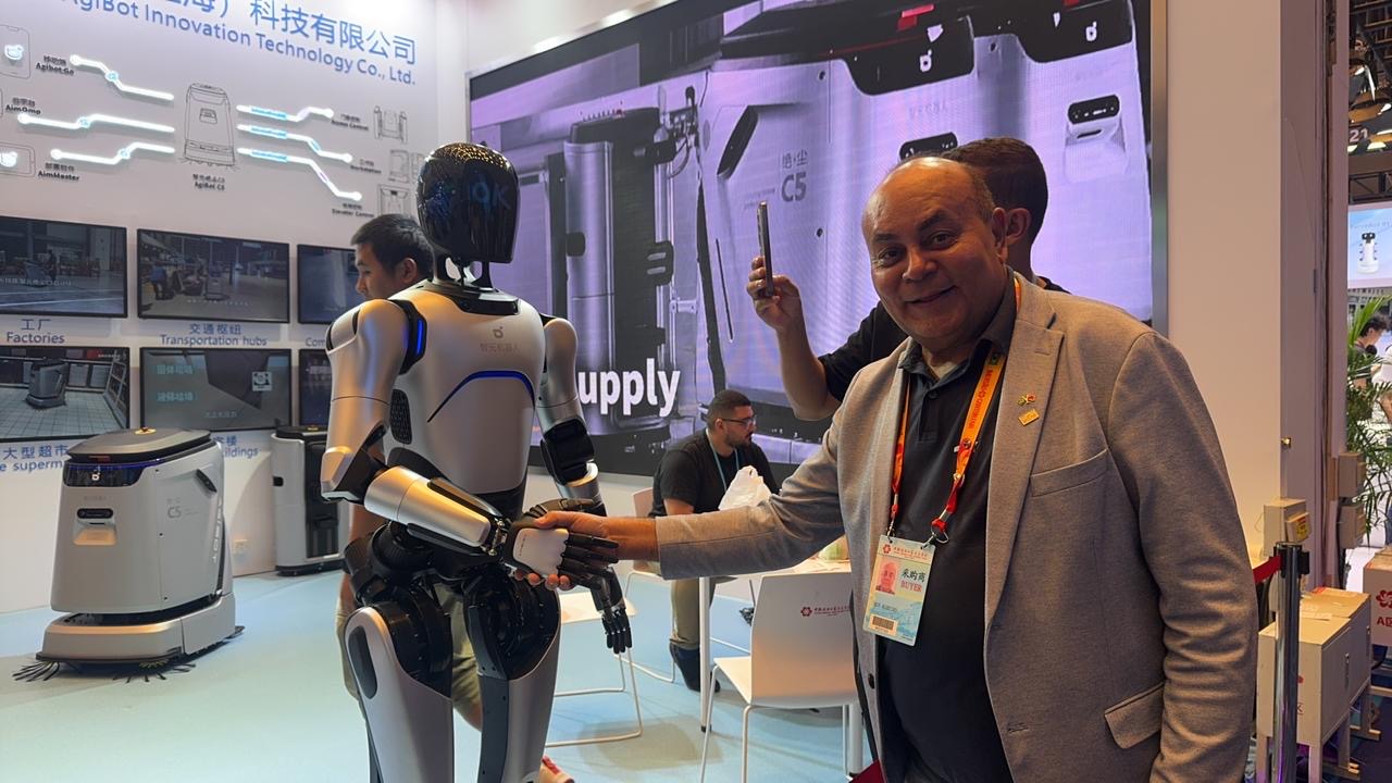 Ruy Adriano na China, conhecendo robô humanóide